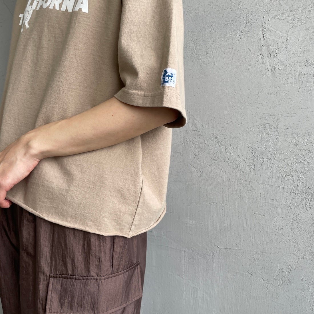 The Endless Summer [エンドレスサマー] 別注 TES CAL フロッキーロゴプリント カットオフTシャツ [FH-26574510-JF] BEIGE &&モデル身長：158cm 着用サイズ：F&&