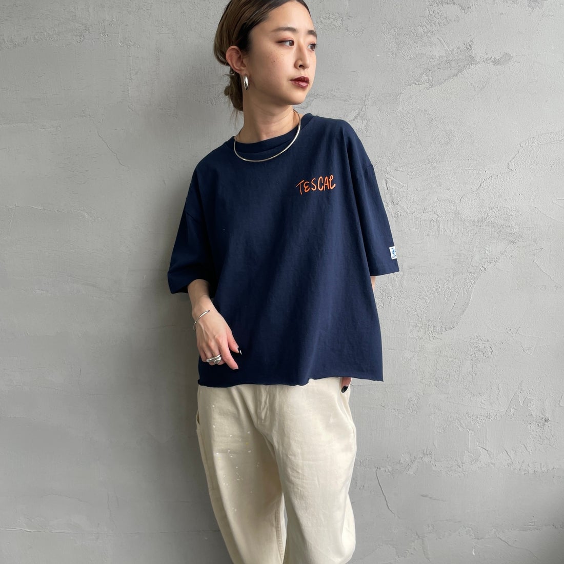 The Endless Summer [エンドレスサマー] 別注 手書き風ロゴ BUHIバックプリント カットオフTシャツ [FH-26574509-JF] NAVY &&モデル身長：150cm 着用サイズ：F&&