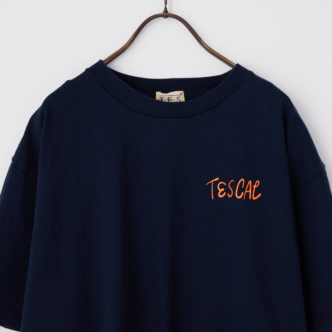 The Endless Summer [エンドレスサマー] 別注 手書き風ロゴ BUHIバックプリント カットオフTシャツ [FH-26574509-JF] NAVY