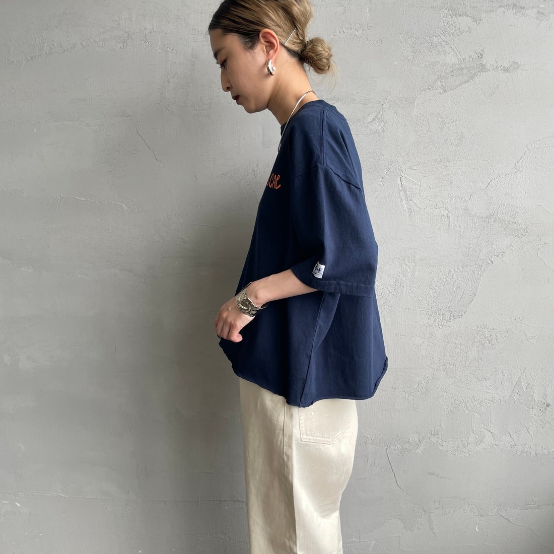 The Endless Summer [エンドレスサマー] 別注 手書き風ロゴ BUHIバックプリント カットオフTシャツ [FH-26574509-JF] NAVY &&モデル身長：150cm 着用サイズ：F&&