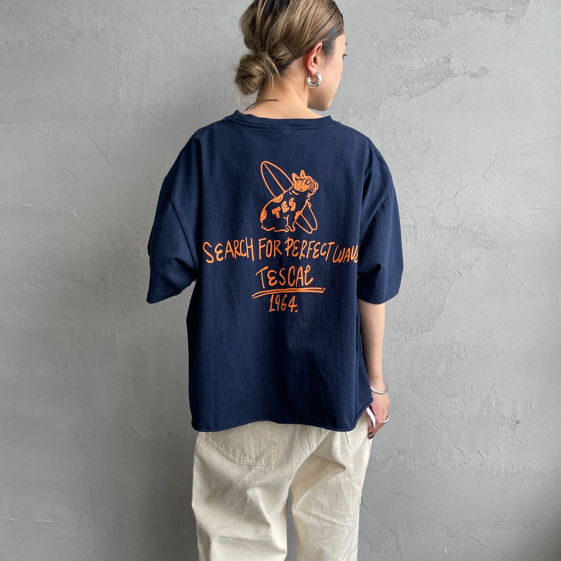 The Endless Summer [エンドレスサマー] 別注 手書き風ロゴ BUHIバックプリント カットオフTシャツ [FH-26574509-JF] NAVY &&モデル身長：150cm 着用サイズ：F&&