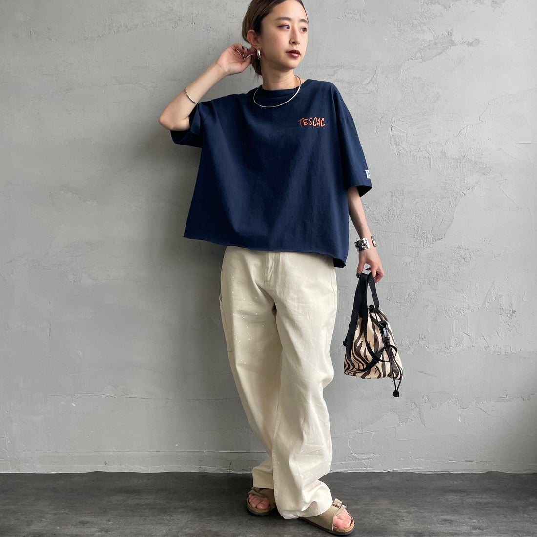 The Endless Summer [エンドレスサマー] 別注 手書き風ロゴ BUHIバックプリント カットオフTシャツ [FH-26574509-JF] NAVY &&モデル身長：150cm 着用サイズ：F&&