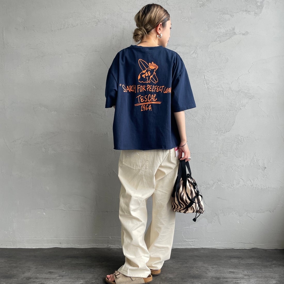 The Endless Summer [エンドレスサマー] 別注 手書き風ロゴ BUHIバックプリント カットオフTシャツ [FH-26574509-JF] NAVY &&モデル身長：150cm 着用サイズ：F&&