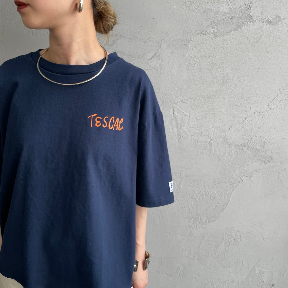 The Endless Summer [エンドレスサマー] 別注 手書き風ロゴ BUHIバックプリント カットオフTシャツ [FH-26574509-JF] NAVY &&モデル身長：150cm 着用サイズ：F&&