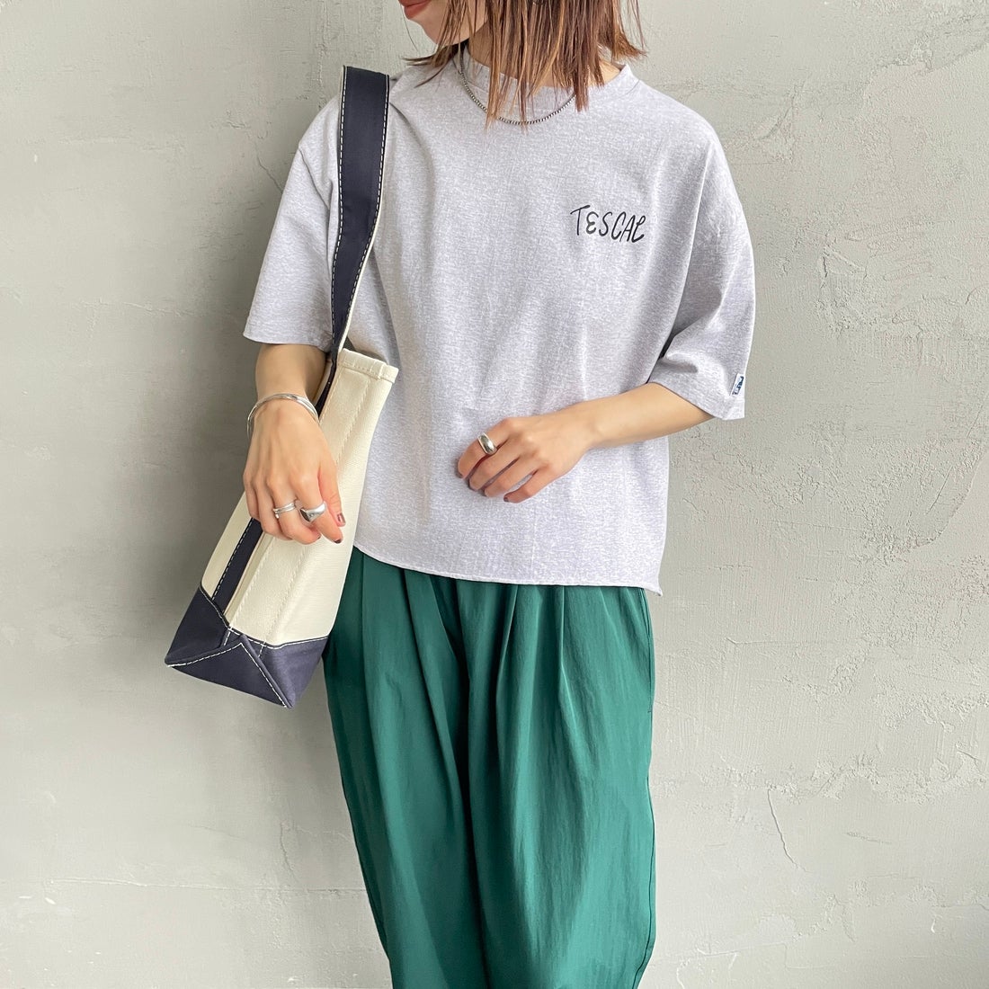 The Endless Summer [エンドレスサマー] 別注 手書き風ロゴ BUHIバックプリント カットオフTシャツ [FH-26574509-JF] WHITE &&モデル身長：158cm 着用サイズ：F&&