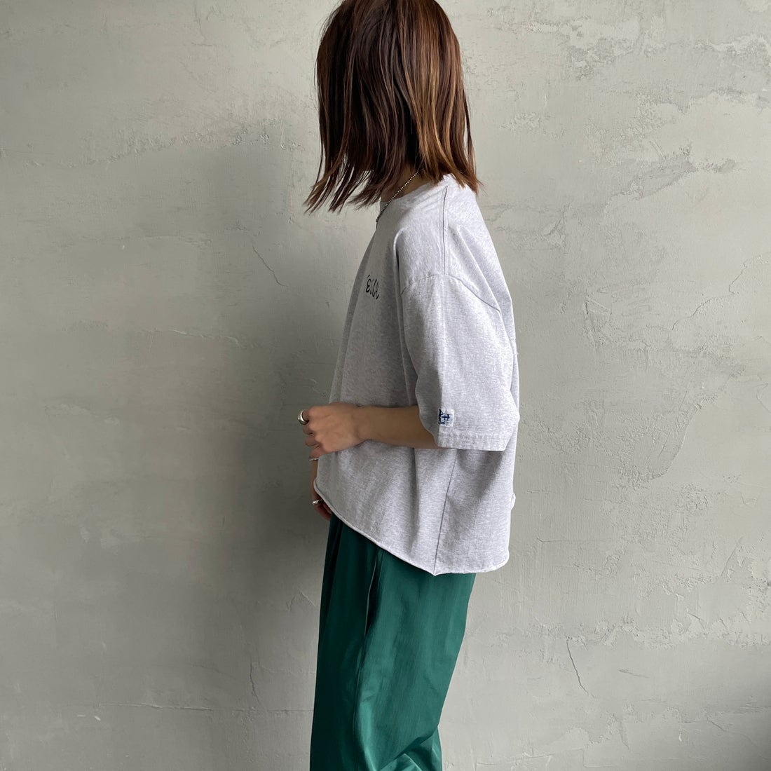 The Endless Summer [エンドレスサマー] 別注 手書き風ロゴ BUHIバックプリント カットオフTシャツ [FH-26574509-JF] WHITE &&モデル身長：158cm 着用サイズ：F&&