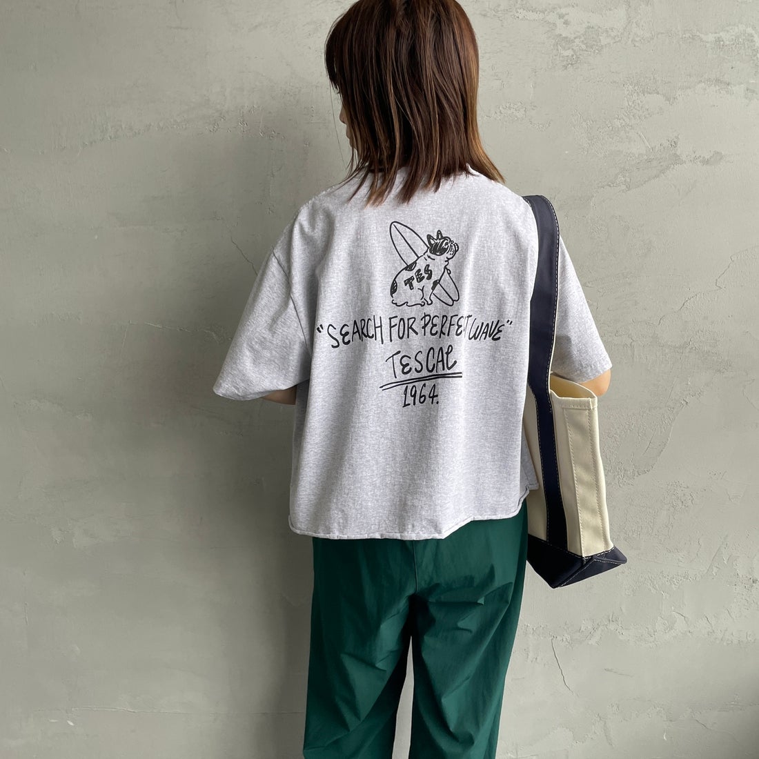 The Endless Summer [エンドレスサマー] 別注 手書き風ロゴ BUHIバックプリント カットオフTシャツ [FH-26574509-JF] WHITE &&モデル身長：158cm 着用サイズ：F&&