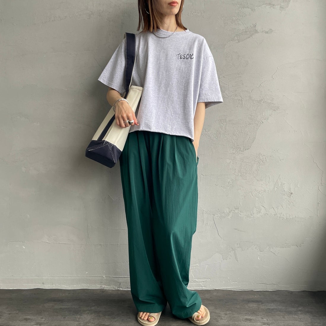 The Endless Summer [エンドレスサマー] 別注 手書き風ロゴ BUHIバックプリント カットオフTシャツ [FH-26574509-JF] WHITE &&モデル身長：158cm 着用サイズ：F&&