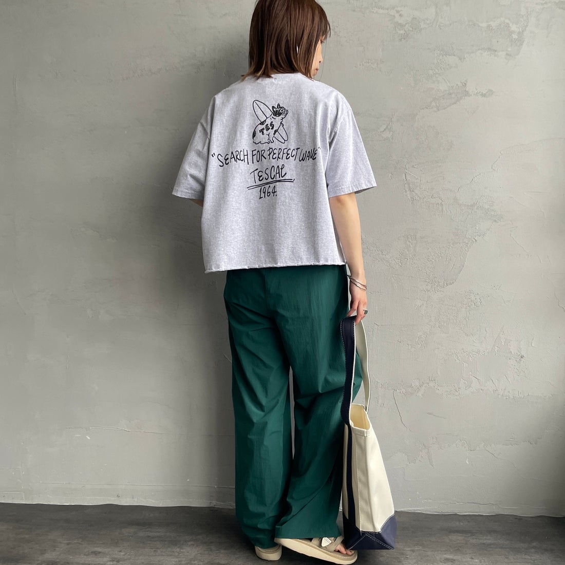 The Endless Summer [エンドレスサマー] 別注 手書き風ロゴ BUHIバックプリント カットオフTシャツ [FH-26574509-JF] WHITE &&モデル身長：158cm 着用サイズ：F&&
