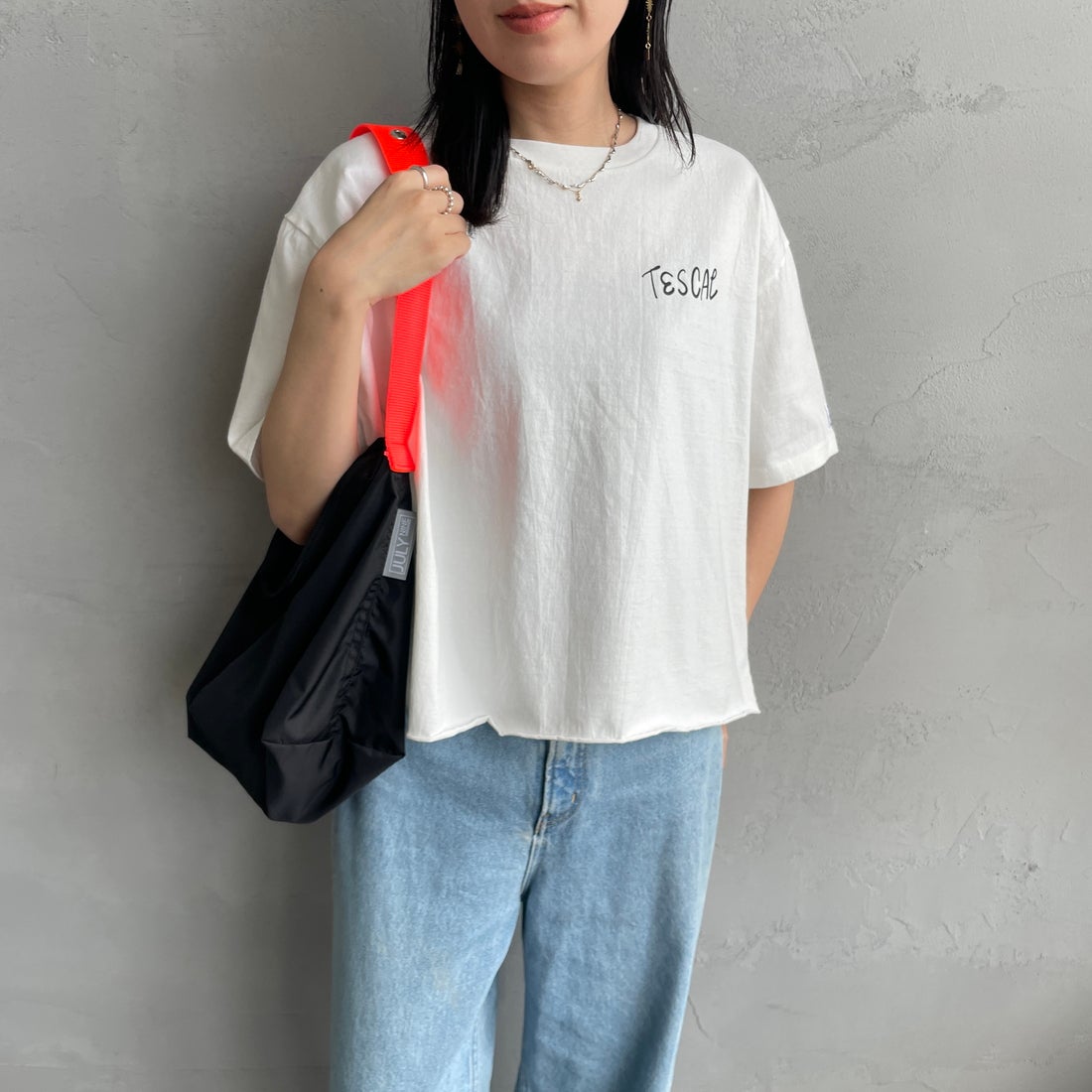 The Endless Summer [エンドレスサマー] 別注 手書き風ロゴ BUHIバックプリント カットオフTシャツ [FH-26574509-JF] MIX GRAY &&モデル身長：160cm 着用サイズ：F&&