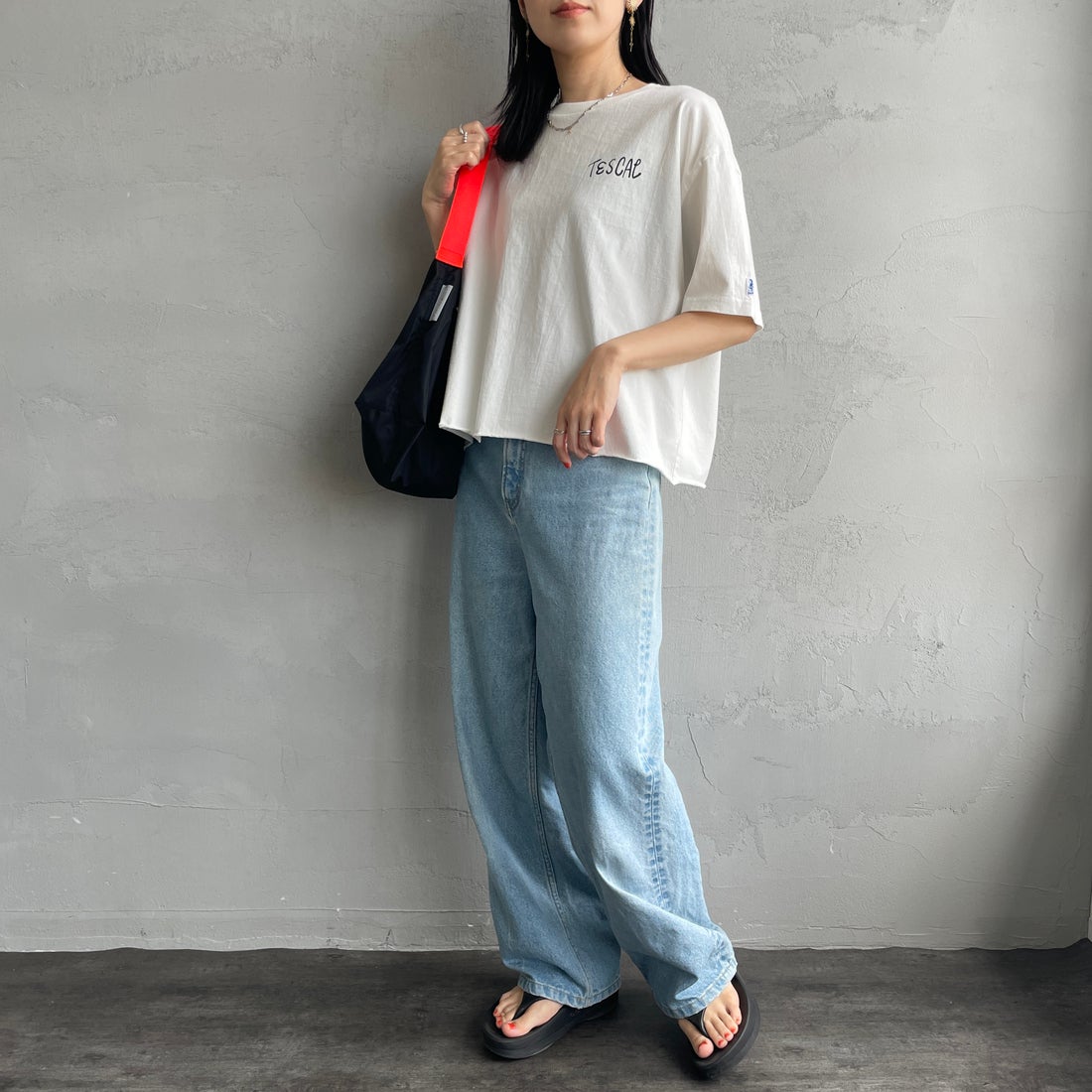 The Endless Summer [エンドレスサマー] 別注 手書き風ロゴ BUHIバックプリント カットオフTシャツ [FH-26574509-JF] MIX GRAY &&モデル身長：160cm 着用サイズ：F&&