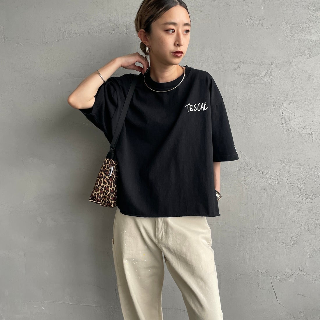The Endless Summer [エンドレスサマー] 別注 手書き風ロゴ BUHIバックプリント カットオフTシャツ [FH-26574509-JF] BLACK &&モデル身長：150cm 着用サイズ：F&&