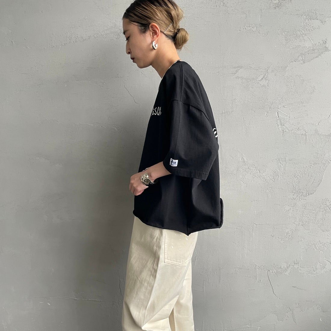The Endless Summer [エンドレスサマー] 別注 手書き風ロゴ BUHIバックプリント カットオフTシャツ [FH-26574509-JF] BLACK &&モデル身長：150cm 着用サイズ：F&&