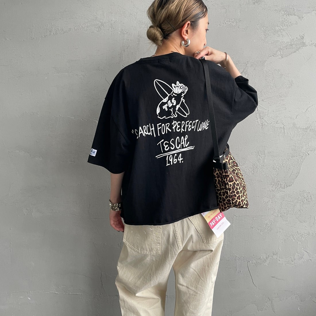 The Endless Summer [エンドレスサマー] 別注 手書き風ロゴ BUHIバックプリント カットオフTシャツ [FH-26574509-JF] BLACK &&モデル身長：150cm 着用サイズ：F&&
