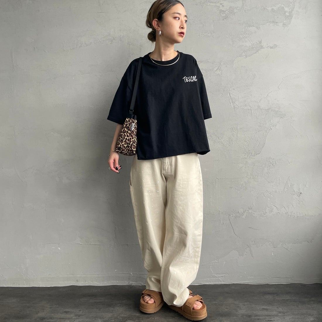 The Endless Summer [エンドレスサマー] 別注 手書き風ロゴ BUHIバックプリント カットオフTシャツ [FH-26574509-JF] BLACK &&モデル身長：150cm 着用サイズ：F&&