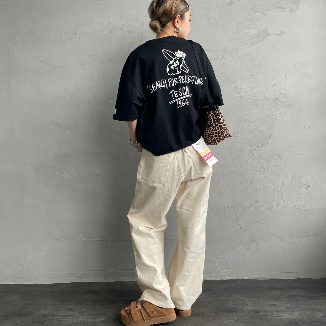 The Endless Summer [エンドレスサマー] 別注 手書き風ロゴ BUHIバックプリント カットオフTシャツ [FH-26574509-JF] BLACK &&モデル身長：150cm 着用サイズ：F&&