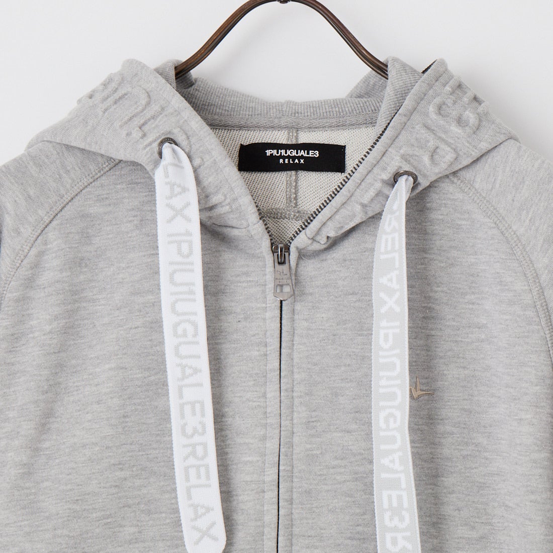 1PIU1UGUALE3 RELAX [ウノ ピゥ ウノ ウグァーレ トレ] エンボスロゴ ジップパーカー [USO-26083] SN80 GRAY
