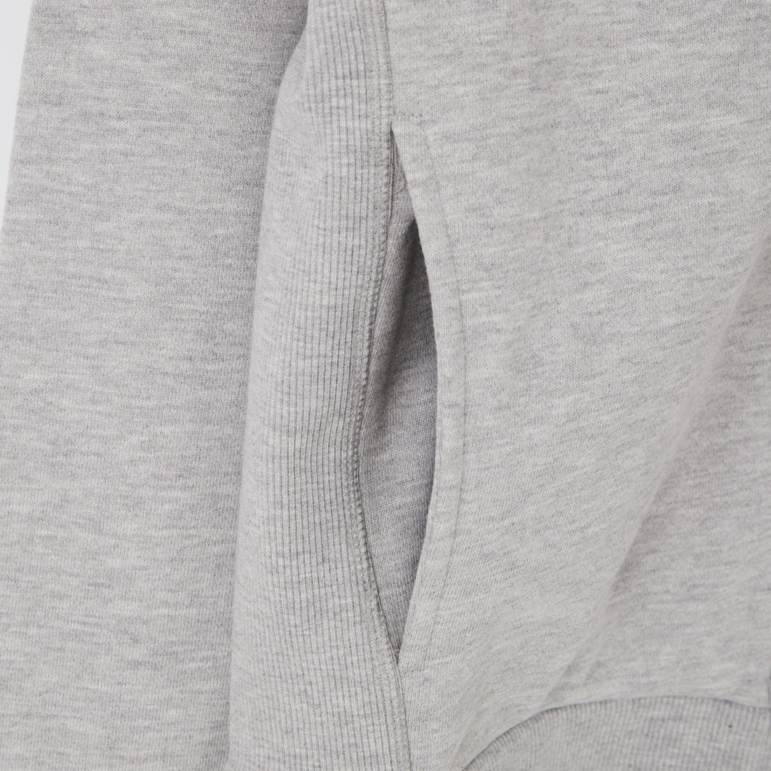 1PIU1UGUALE3 RELAX [ウノ ピゥ ウノ ウグァーレ トレ] エンボスロゴ ジップパーカー [USO-26083] SN80 GRAY