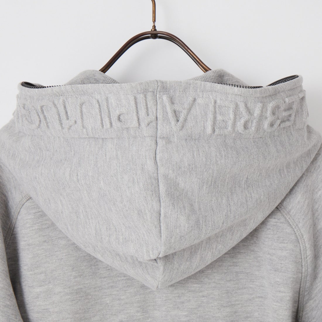 1PIU1UGUALE3 RELAX [ウノ ピゥ ウノ ウグァーレ トレ] エンボスロゴ ジップパーカー [USO-26083] SN80 GRAY