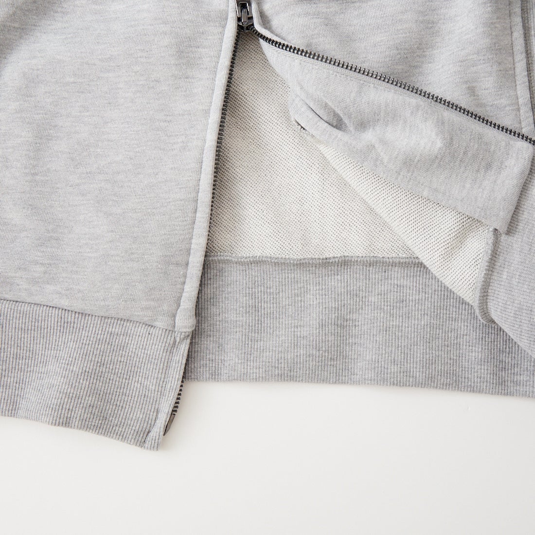 1PIU1UGUALE3 RELAX [ウノ ピゥ ウノ ウグァーレ トレ] エンボスロゴ ジップパーカー [USO-26083] SN80 GRAY