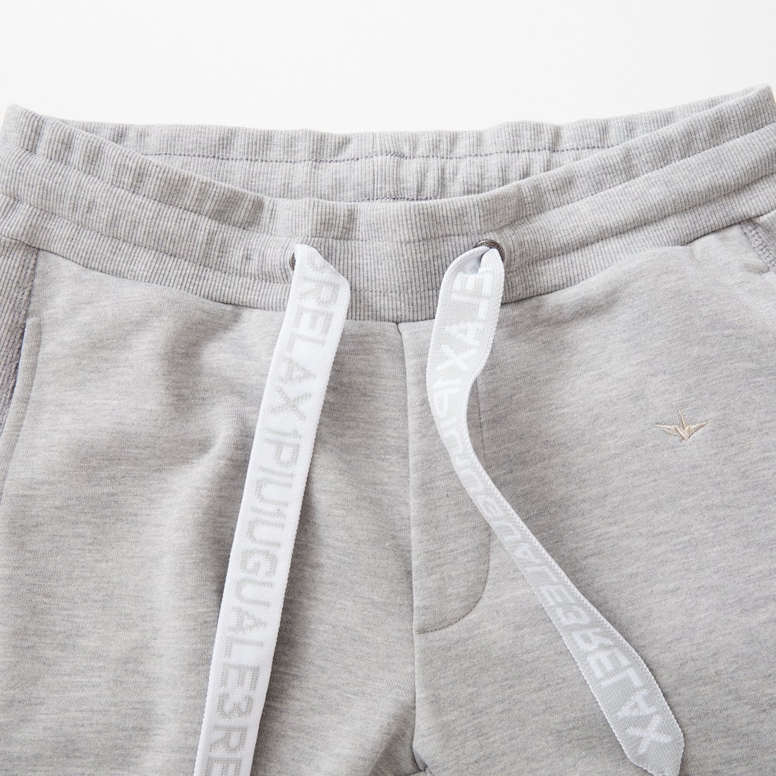 1PIU1UGUALE3 RELAX [ウノ ピゥ ウノ ウグァーレ トレ] エンボスロゴ ジョガーパンツ [USB-26083] SN80 GRAY