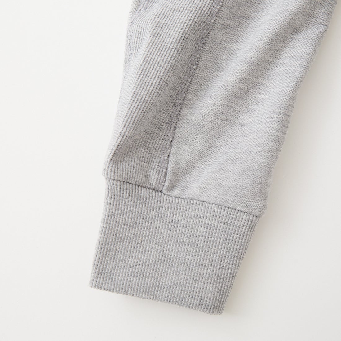 1PIU1UGUALE3 RELAX [ウノ ピゥ ウノ ウグァーレ トレ] エンボスロゴ ジョガーパンツ [USB-26083] SN80 GRAY