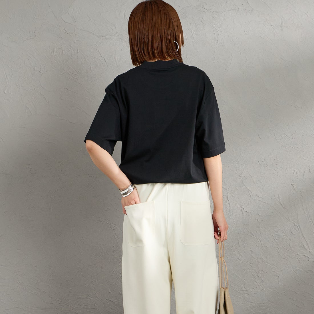 FRED PERRY [フレッドペリー] 刺繍パネルTシャツ [M2405] 102 BLACK &&モデル身長：158cm 着用サイズ：S&&