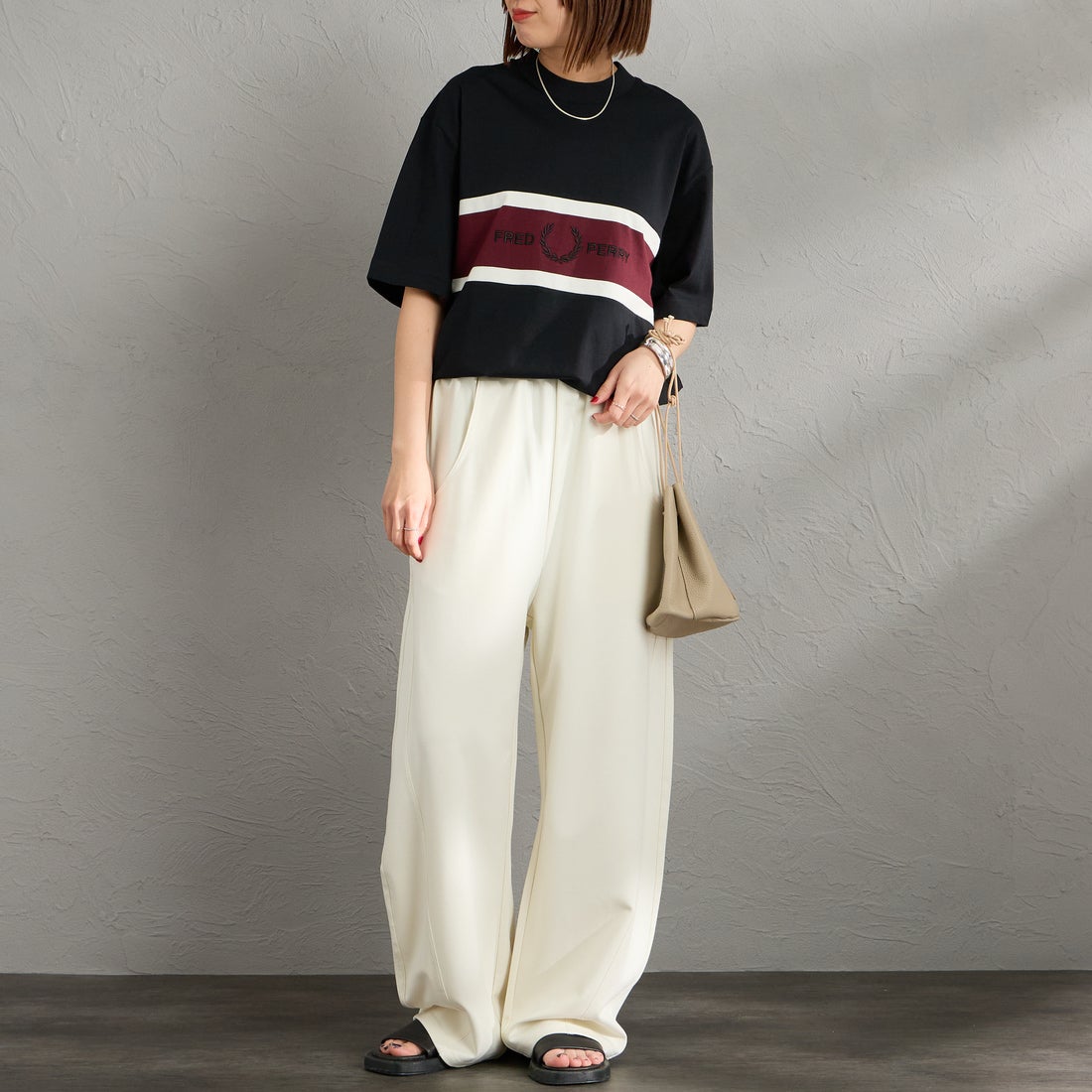 FRED PERRY [フレッドペリー] 刺繍パネルTシャツ [M2405] 102 BLACK &&モデル身長：158cm 着用サイズ：S&&