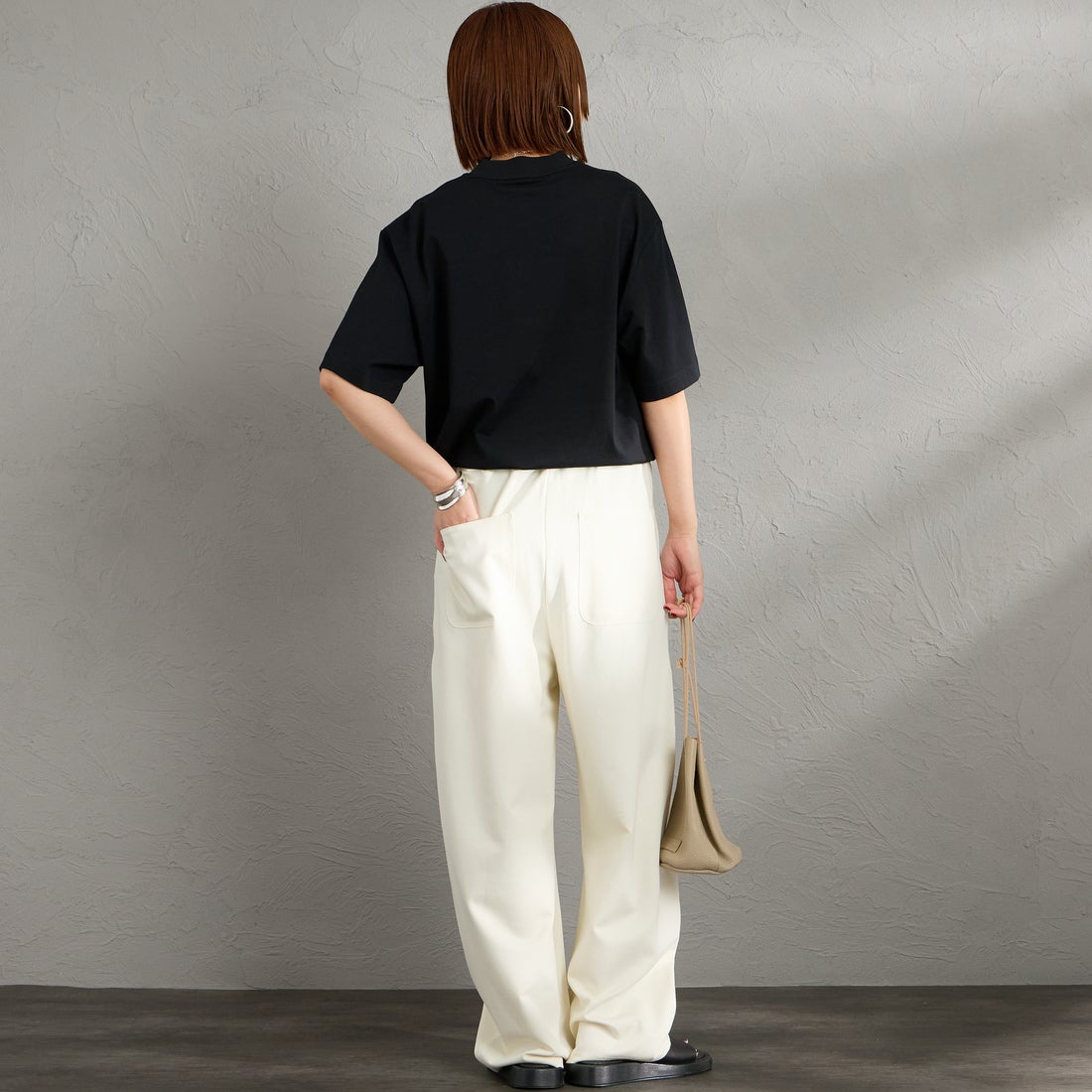 FRED PERRY [フレッドペリー] 刺繍パネルTシャツ [M2405] 102 BLACK &&モデル身長：158cm 着用サイズ：S&&