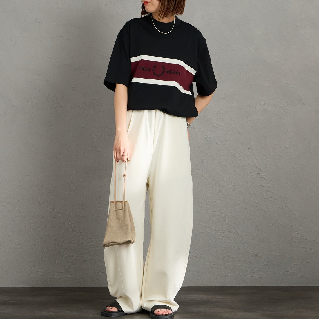 FRED PERRY [フレッドペリー] 刺繍パネルTシャツ [M2405] 102 BLACK &&モデル身長：158cm 着用サイズ：S&&