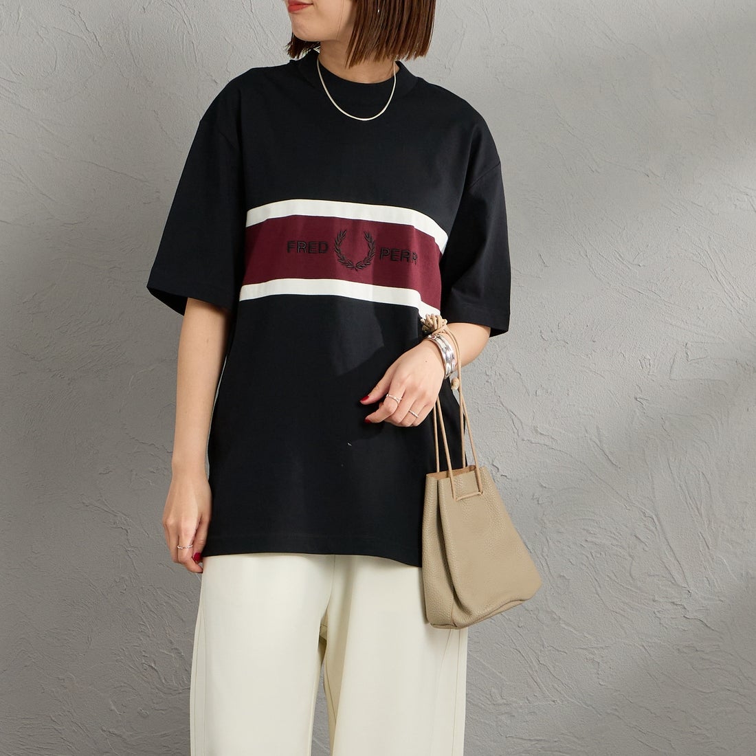 FRED PERRY [フレッドペリー] 刺繍パネルTシャツ [M2405] 102 BLACK &&モデル身長：158cm 着用サイズ：S&&