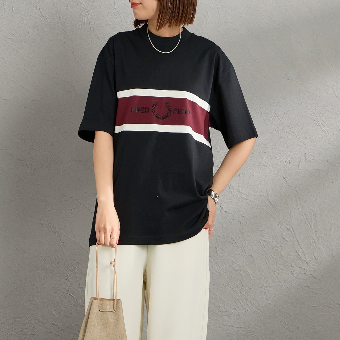 FRED PERRY [フレッドペリー] 刺繍パネルTシャツ [M2405] 102 BLACK &&モデル身長：158cm 着用サイズ：S&&