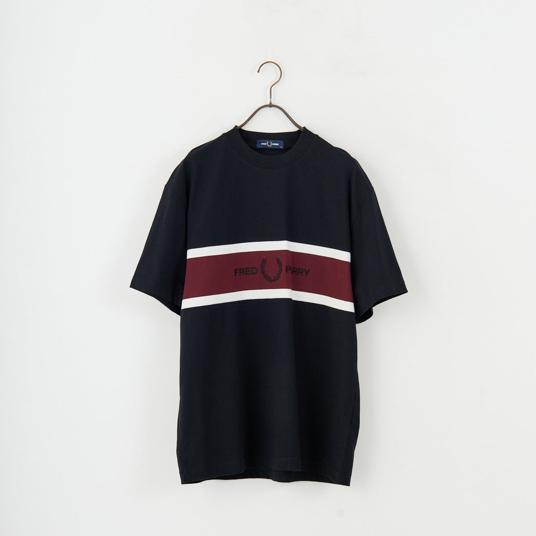 FRED PERRY [フレッドペリー] 刺繍パネルTシャツ [M2405] 102 BLACK &&モデル身長：158cm 着用サイズ：S&&