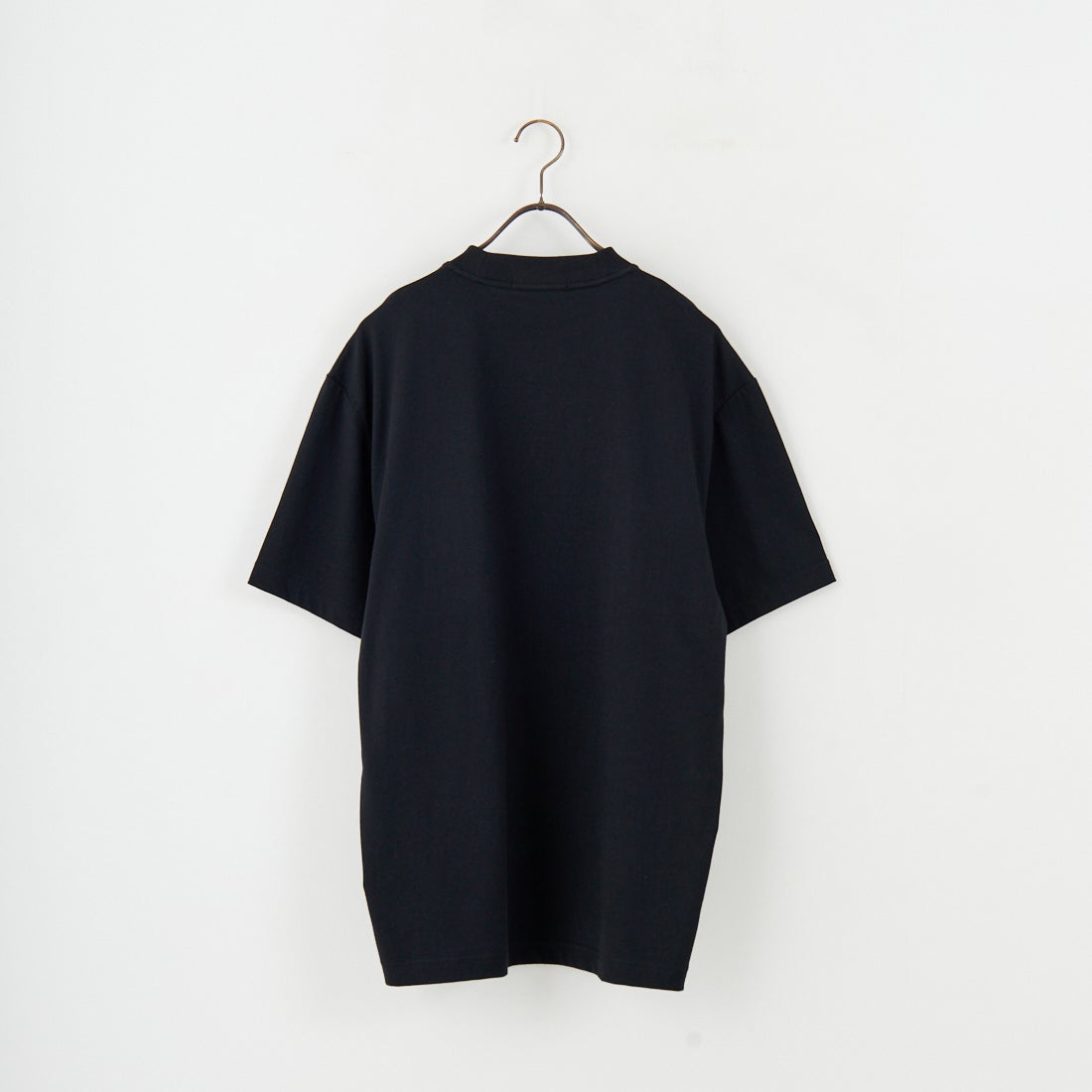FRED PERRY [フレッドペリー] 刺繍パネルTシャツ [M2405] 102 BLACK &&モデル身長：158cm 着用サイズ：S&&