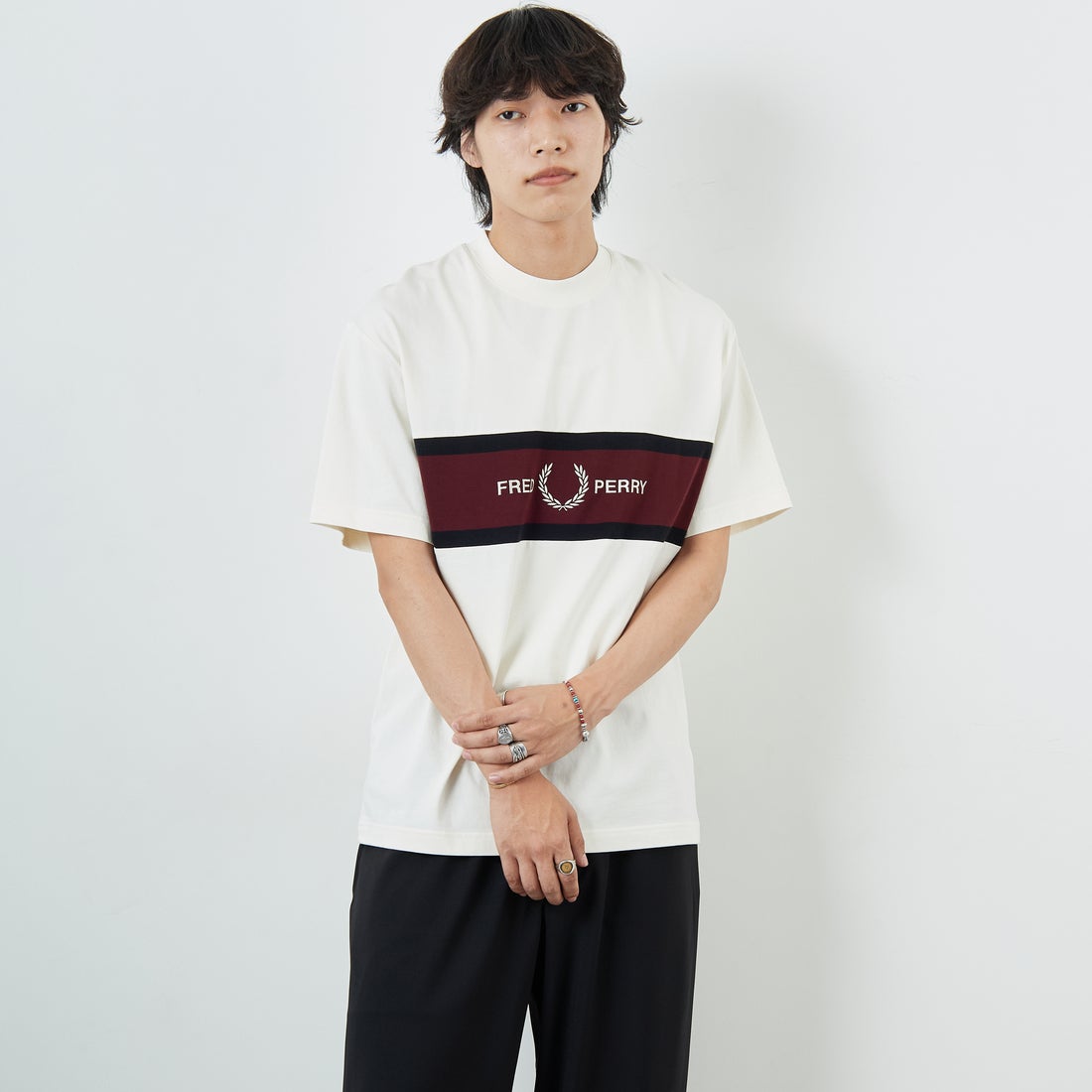 FRED PERRY [フレッドペリー] 刺繍パネルTシャツ [M2405] 560 ECRU &&モデル身長：179cm 着用サイズ：M&&