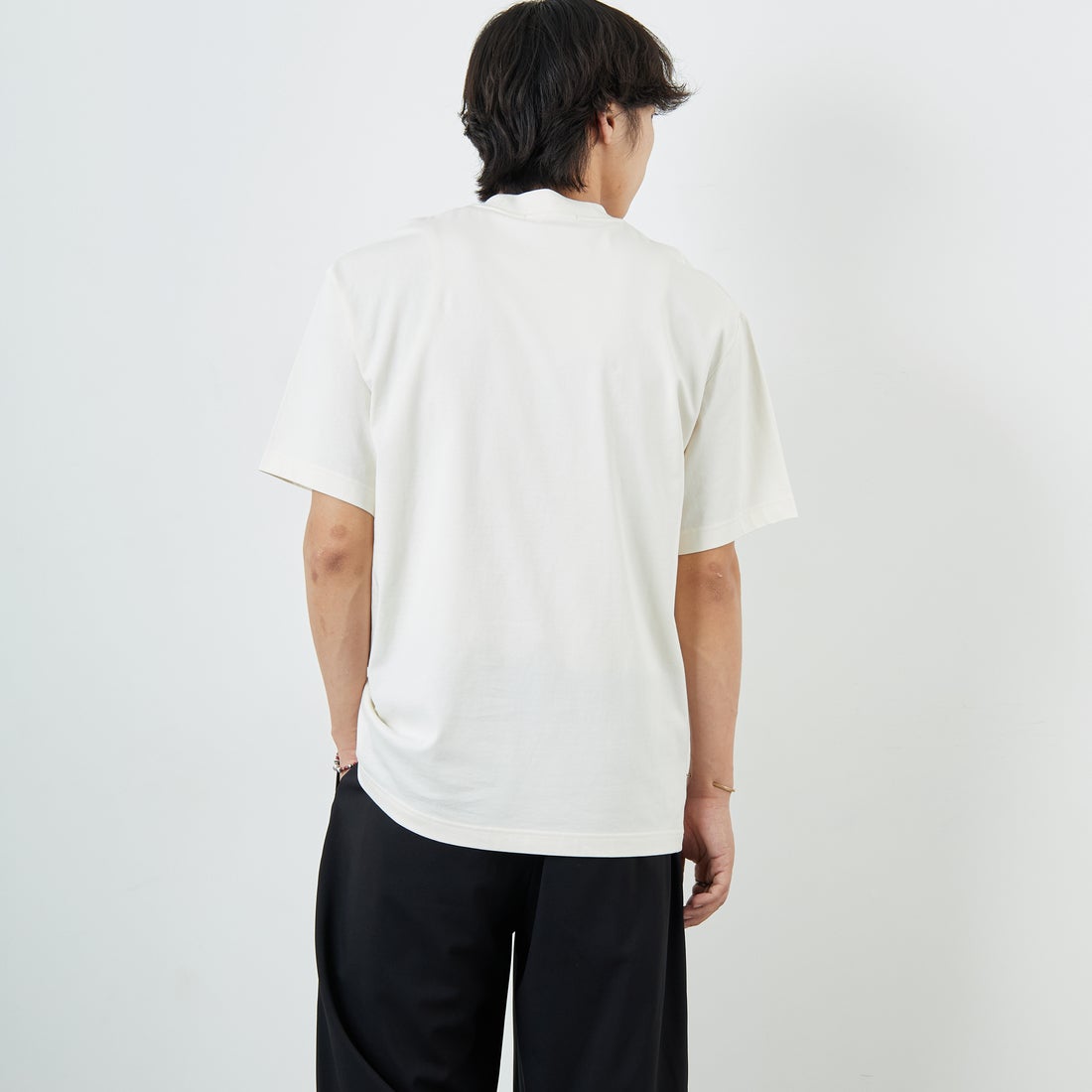 FRED PERRY [フレッドペリー] 刺繍パネルTシャツ [M2405] 560 ECRU &&モデル身長：179cm 着用サイズ：M&&