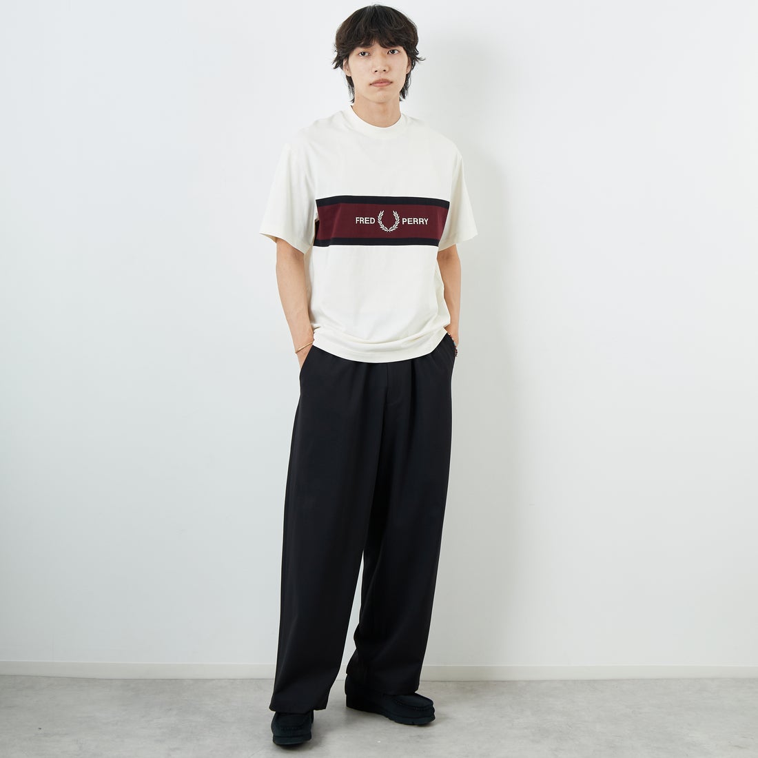 FRED PERRY [フレッドペリー] 刺繍パネルTシャツ [M2405] 560 ECRU &&モデル身長：179cm 着用サイズ：M&&
