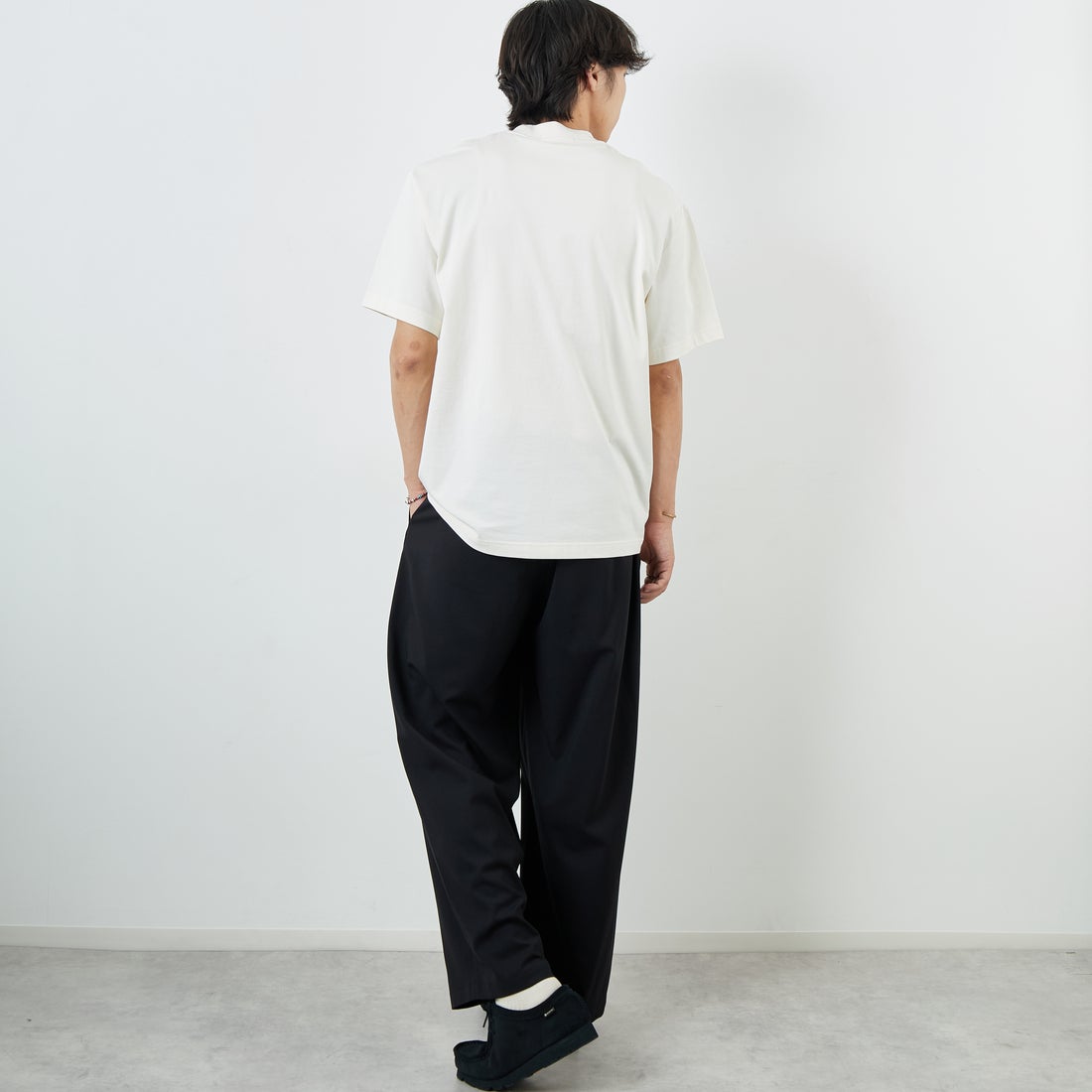 FRED PERRY [フレッドペリー] 刺繍パネルTシャツ [M2405] 560 ECRU &&モデル身長：179cm 着用サイズ：M&&