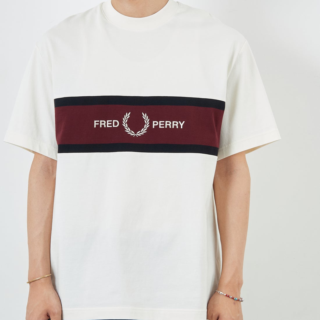 FRED PERRY [フレッドペリー] 刺繍パネルTシャツ [M2405] 560 ECRU &&モデル身長：179cm 着用サイズ：M&&ERRY [フレッドペリー] 刺繍パネルTシャツ [M2405] 102 BLACK