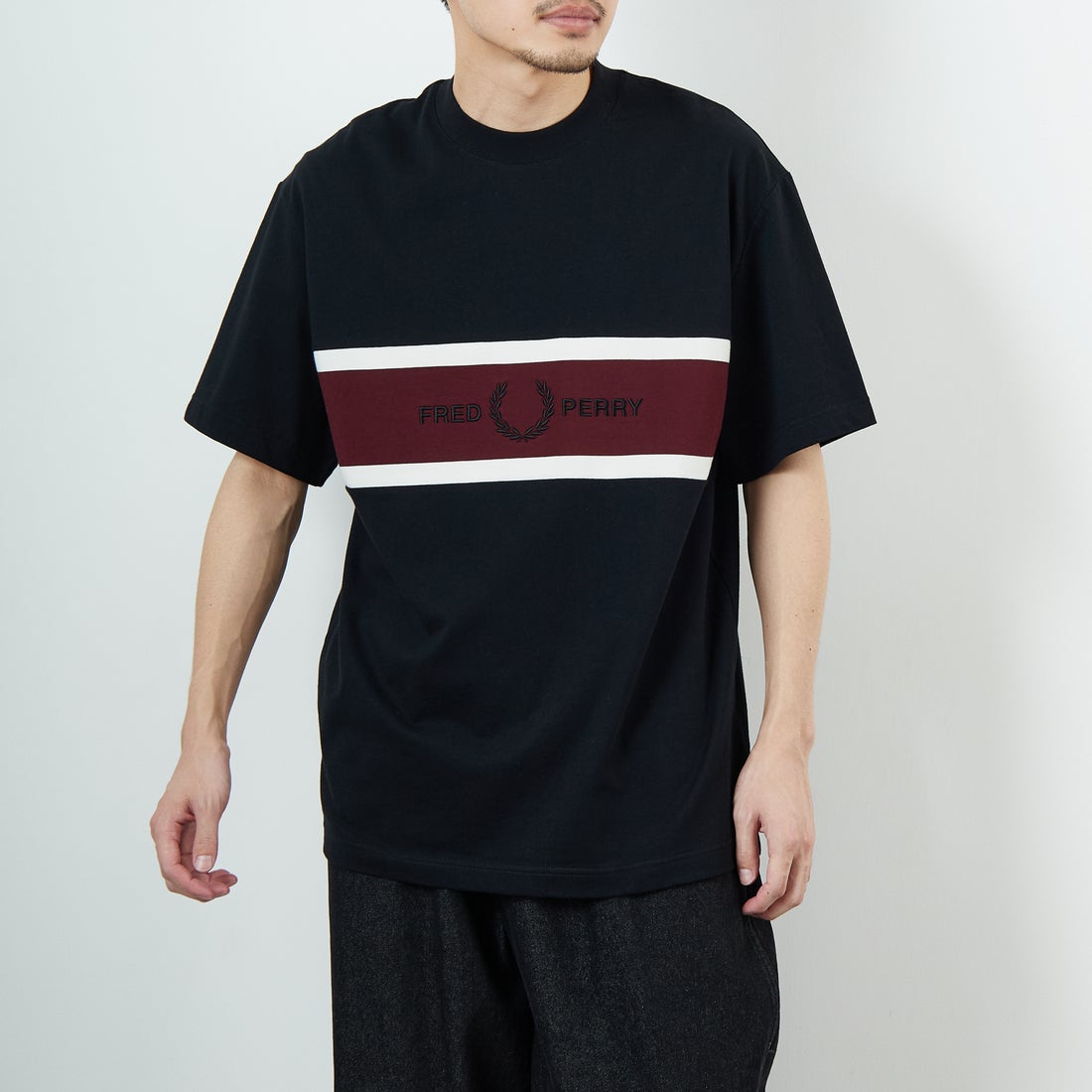 FRED PERRY [フレッドペリー] 刺繍パネルTシャツ [M2405] 102 BLACK &&モデル身長：168cm 着用サイズ：M&&