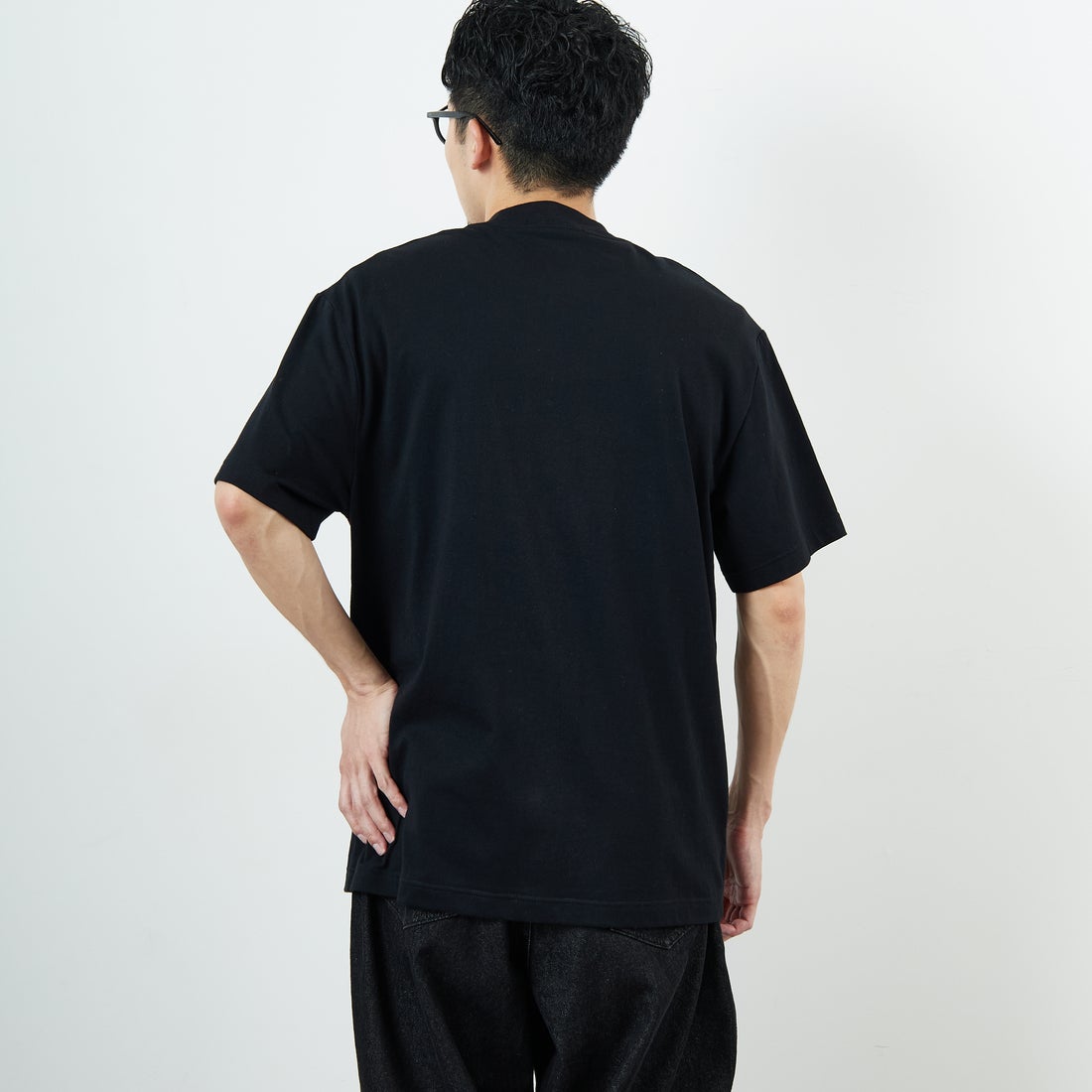 FRED PERRY [フレッドペリー] 刺繍パネルTシャツ [M2405] 102 BLACK &&モデル身長：168cm 着用サイズ：M&&