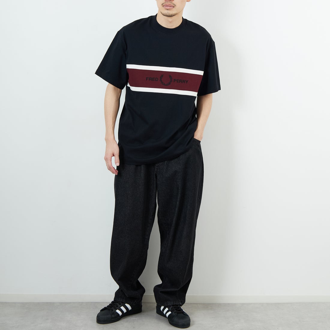 FRED PERRY [フレッドペリー] 刺繍パネルTシャツ [M2405] 102 BLACK &&モデル身長：168cm 着用サイズ：M&&
