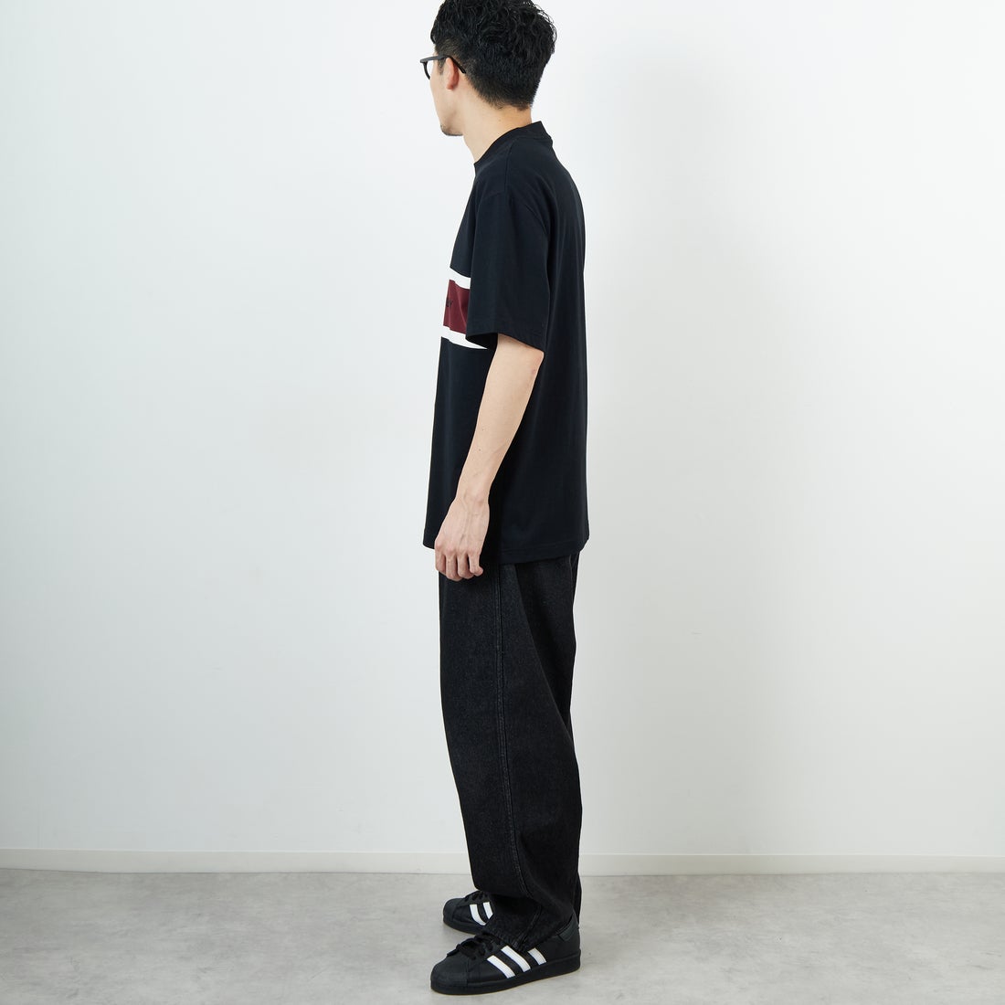 FRED PERRY [フレッドペリー] 刺繍パネルTシャツ [M2405] 102 BLACK &&モデル身長：168cm 着用サイズ：M&&