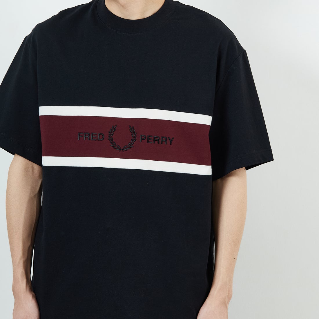 FRED PERRY [フレッドペリー] 刺繍パネルTシャツ [M2405] 102 BLACK &&モデル身長：168cm 着用サイズ：M&&