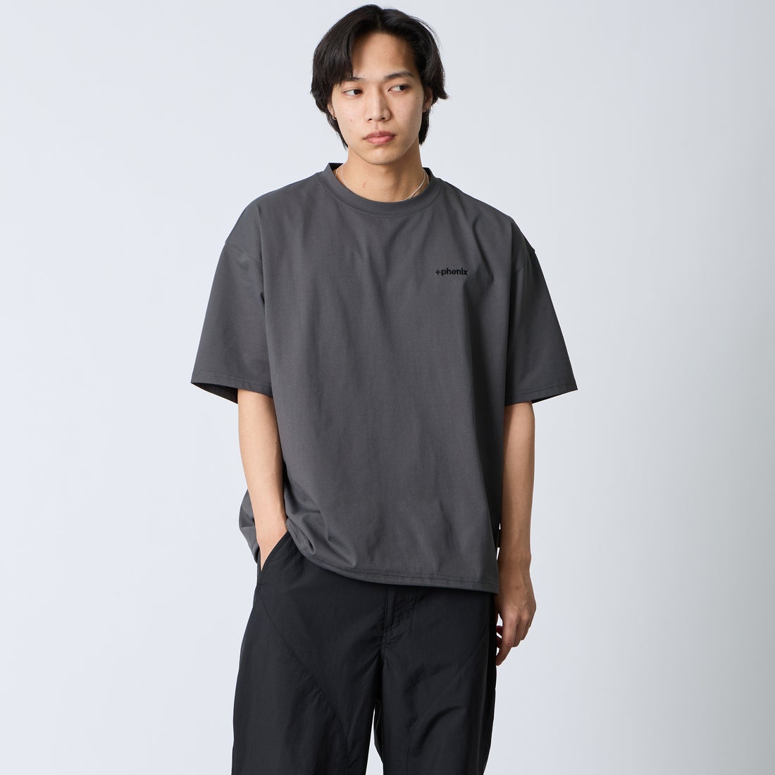 +phenix [プラスフェニックス] 別注 ワンポイント刺繍ロゴ ドローコードTシャツ [POT-26013IN-JF] CHARCOAL &&モデル身長：179cm 着用サイズ：L&&