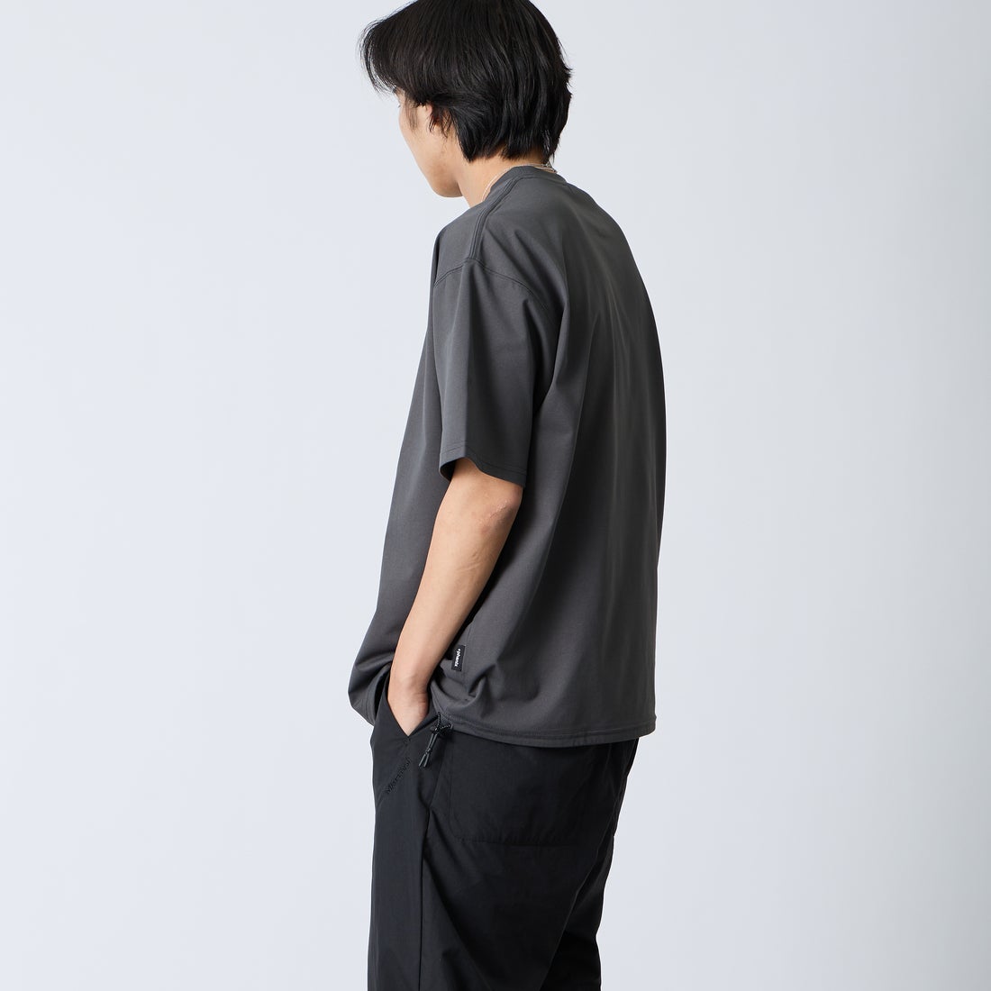 +phenix [プラスフェニックス] 別注 ワンポイント刺繍ロゴ ドローコードTシャツ [POT-26013IN-JF] CHARCOAL &&モデル身長：179cm 着用サイズ：L&&