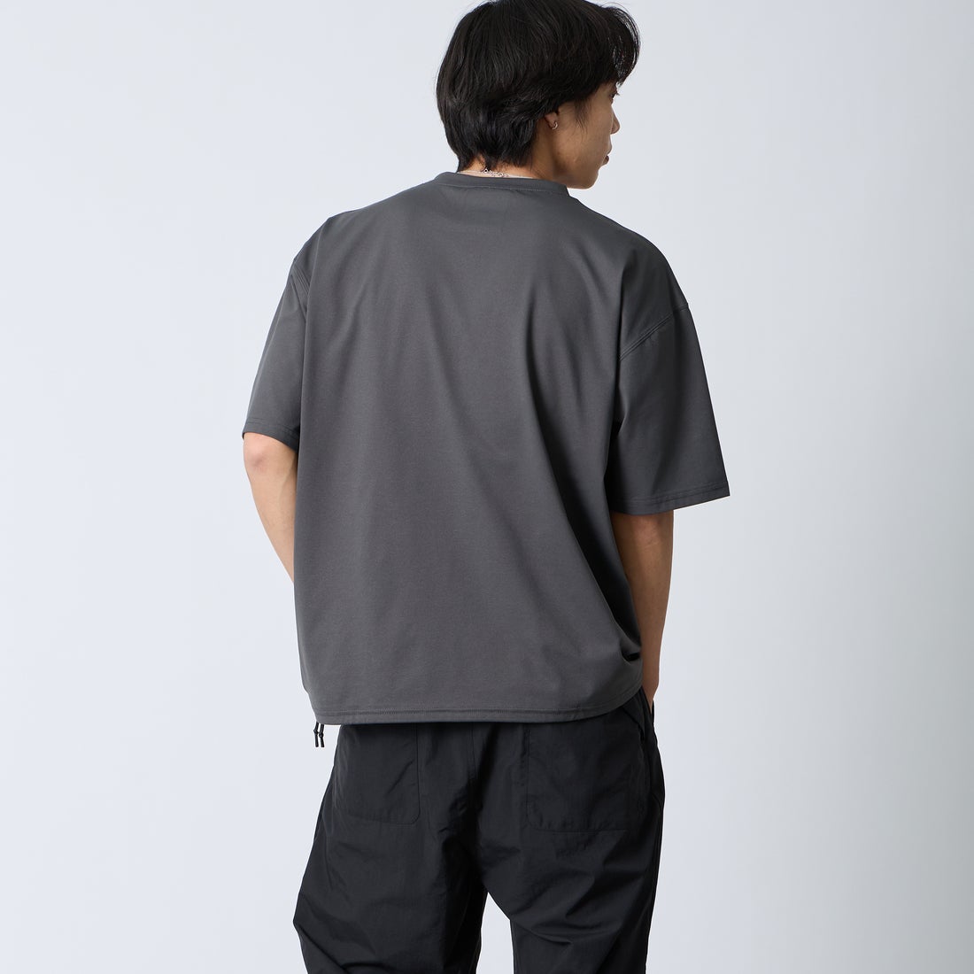 +phenix [プラスフェニックス] 別注 ワンポイント刺繍ロゴ ドローコードTシャツ [POT-26013IN-JF] CHARCOAL &&モデル身長：179cm 着用サイズ：L&&