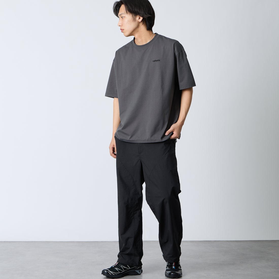 +phenix [プラスフェニックス] 別注 ワンポイント刺繍ロゴ ドローコードTシャツ [POT-26013IN-JF] CHARCOAL &&モデル身長：179cm 着用サイズ：L&&