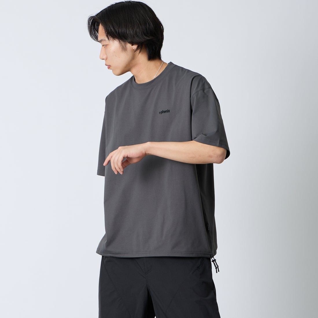 +phenix [プラスフェニックス] 別注 ワンポイント刺繍ロゴ ドローコードTシャツ [POT-26013IN-JF] CHARCOAL &&モデル身長：179cm 着用サイズ：L&&
