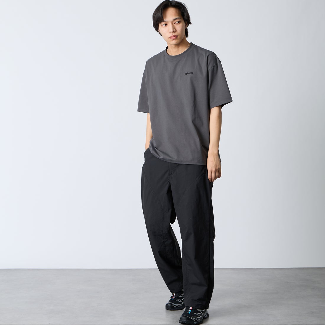 +phenix [プラスフェニックス] 別注 ワンポイント刺繍ロゴ ドローコードTシャツ [POT-26013IN-JF] CHARCOAL &&モデル身長：179cm 着用サイズ：L&&